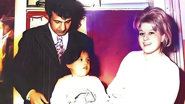 Sanat kadar özel hayatıyla da konuşulan Abacı, ilk evliliğini 18 yaşında, polis memuru Abdurrahman Abacı ile yaptı.