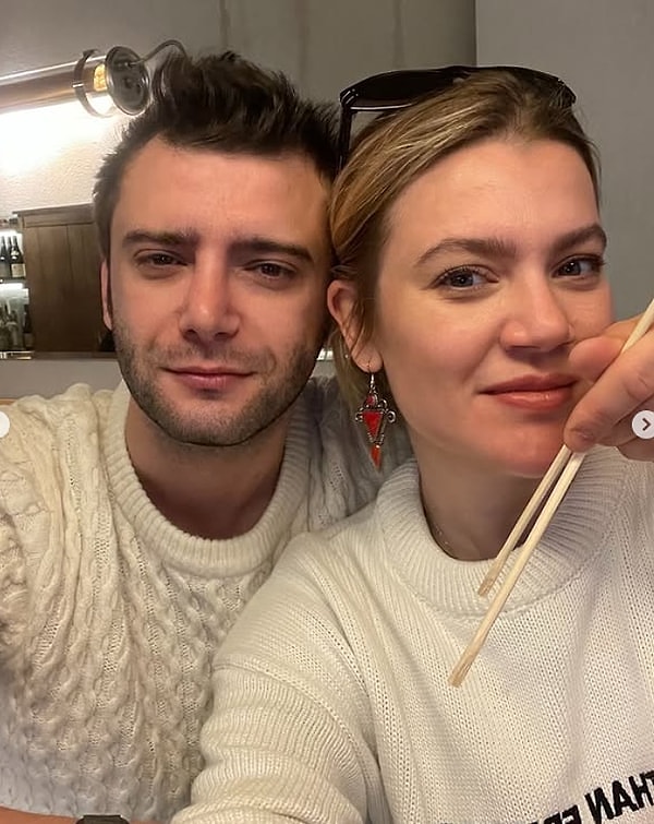 Derya Baykal’ın kızı oyuncu Derya Şensoy, bir süredir kendisi gibi oyuncu Yağız Can Konyalı ile birliktelik yaşıyor.