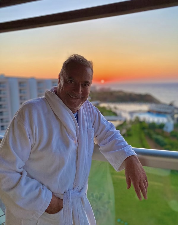 Ünlü şovmen Mehmet Ali Erbil, hem özel hayatı hem inişli çıkışlı kariyeriyle magazinin daima gündeminde yer alan isimlerden biri.