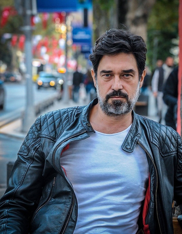 The handsome actor Burak Hakkı, who has etched his name in our memories with projects like "Dudaktan Kalbe" and "Kaybolan Yıllar", has become one of the figures who, over the years, chose to distance himself from the hustle and bustle of Istanbul's film sets.