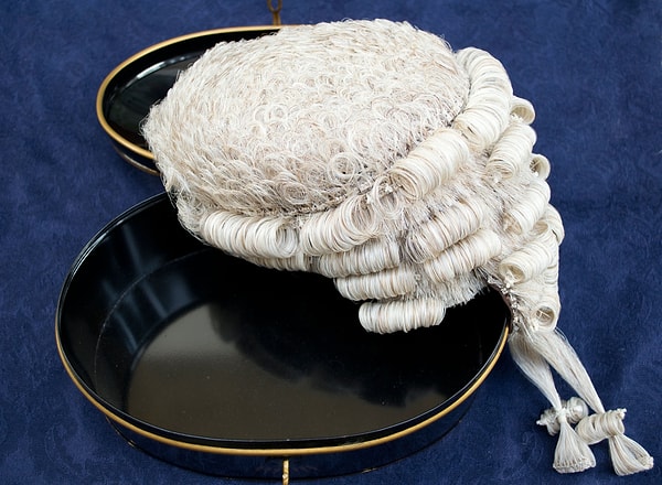 Günümüzde bu geleneğin sürdürülmesinin temel nedenlerinden biri, "hukukun tarafsızlığı" olgusunu pekiştirmektir.