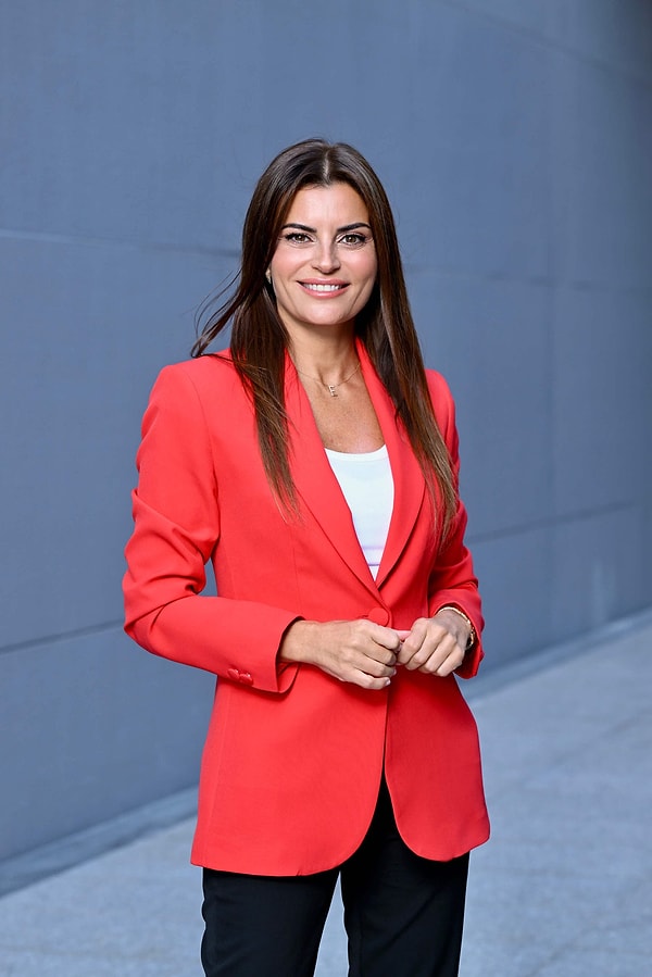 Ünlü sunucu, yazar ve yoga eğitmeni Ece Vahapoğlu sosyal medya hesabından yaptığı açıklamayla bir süredir rektum kanseri ile mücadele ettiğini duyurdu.