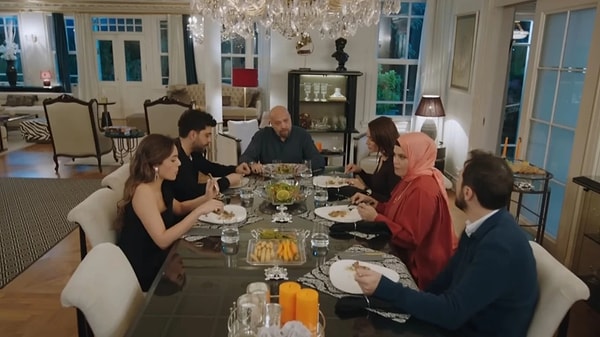 Cuma akşamlarının vazgeçilmezi Kızılcık Şerbeti’nde bir süredir devam eden set gerginlikleri, son bölümde yaşanan toplu ayrılıklarla adeta su yüzüne çıktı.