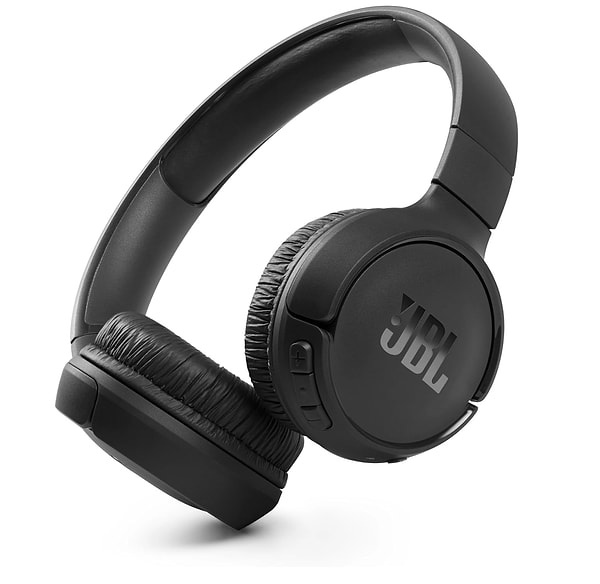 JBL Tune 510BT, siyah rengi ve şık kompakt tasarımıyla hem günlük kullanımda hem yolculuklarda büyük rahatlık sunan bir kablosuz kulaklık.