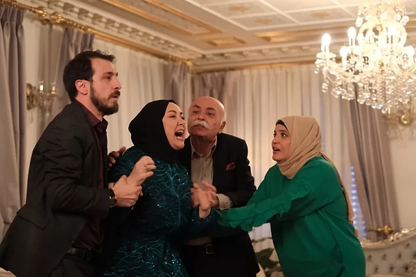 Senaryosu kadar seti de olaylı olan Kızılcık Şerbeti'nde son olarak Emrah Altıntoprak ve Sıla Türkoğlu'nun ayrılık nedeni konuşuluyor.