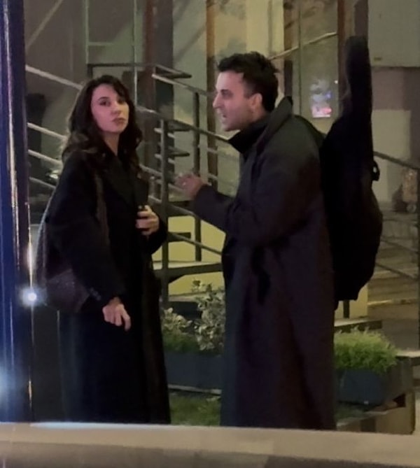 Çift kavganın ardından “şu an her şey yolunda” mesajı vererek olayın büyütülecek bir kriz değil, aralarında zaman zaman yaşanan tartışmalardan biri olduğunu vurgulasa da, sokak ortasındaki bu görüntüler kısa sürede sosyal medyaya taşındı.