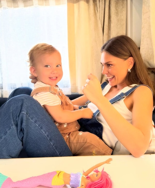 Son paylaşımlarında ise başrol yine “dünya tatlısı Elay”da. Aslı Enver’in kızıyla oyun oynarken, onu omzunda taşırken ya da sadece birlikte gülüşürken çektiği videolar, Instagram’da kısa sürede binlerce beğeni topluyor.