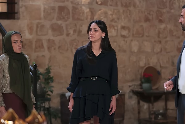 Zerrin’in bu sahnedeki yalnızlığını hepimiz iliklerimize kadar hissederken, doğrusu üzerindeki elbise de gözümüzden kaçmadı. O şık elbise Mybestfriends markasına ait.