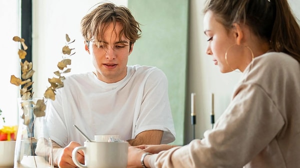 Birçok insan sosyal ortamlarda kendini rahat hissetmediğinde göz temasından uzak durur.