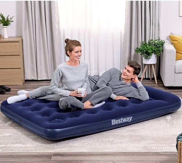 Bestway 1.91 m × 1.37 m × 28 cm hava yatağı, geniş ve konforlu yapısıyla kamp, tatil veya misafirler için ideal bir seçenek sunuyor.