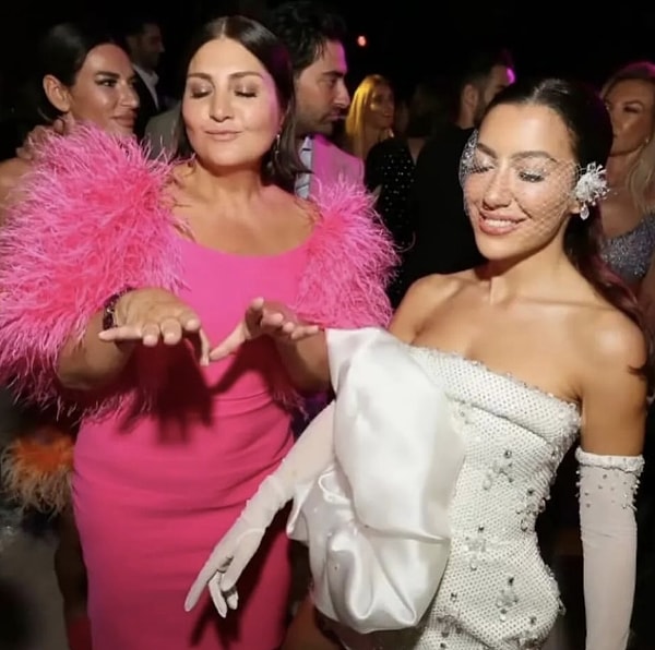 With her captivating eyes, unparalleled voice, and heart-winning songs, Sibel Can has been enchanting us for years. In 2022, she took on a new role, becoming a mother-in-law.