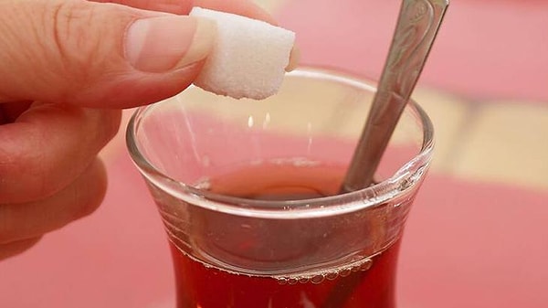 Peki, çaya şeker atılır mı?