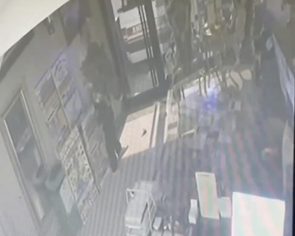 Ailenin otelde kilitli kaldığına dair yeni görüntüler ortaya çıktı. Baba Servet Böcek kapıyı kırmaya çalışmış!