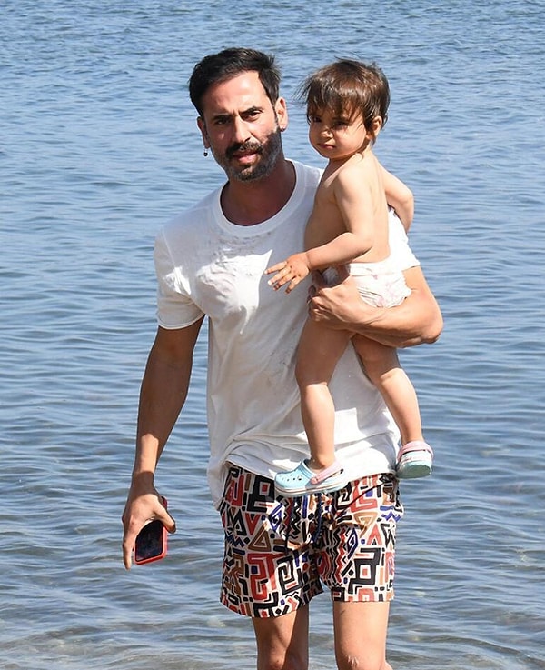 Objektiflere poz veren Özge Özpirinçci, gecede yaptığı açıklamalarla romantizm dozu yüksek anlara imza attı.