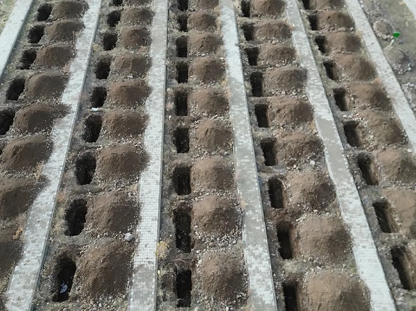 Mezarlığa bir metreye yakın kar yağıyor.