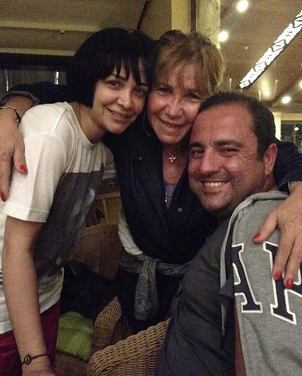 Sihirli Annem'in unutulmaz oyuncusu Gül Onat ise tam tersi Ekim Akın'a destek çıktı.