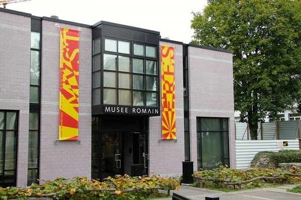 Biletle girdiler, müzeyi soydular.