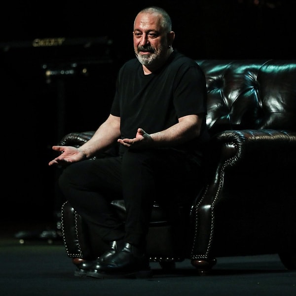 Stand-up denince akla ilk gelen isimlerden biri olan Cem Yılmaz, bu kez yeni gösterisi CMXXIV ile sosyal medyayı hareketlendirdi.