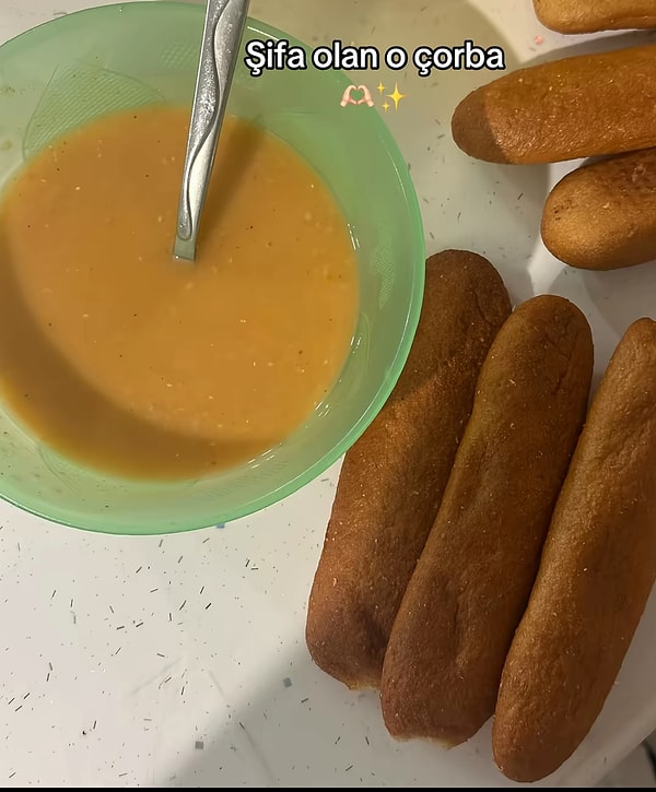 Menzil'e has ritüellerden olan çorba ve ekmek paylaşıldı.