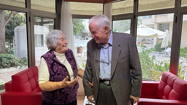Şimdi ikili, huzurevinde birlikte İngilizce derslerine katılıyor, geçmişi yad ediyor ve kahve eşliğinde yılların biriktirdiği sohbetleri paylaşıyor.