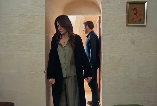 Bu sahnedeki kombinde uzun triko hırkası yine Olcay markasından, içindeki yeşil kadife takımı ise Beymen Collection’dan. Sahnedeki duruşunu hem şık hem rahat gösteren harika bir kombin olmuş.