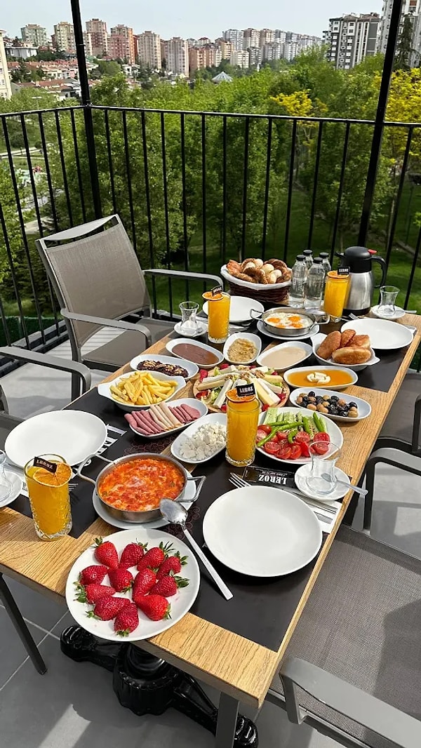 Leroz Cafe & Restaurant