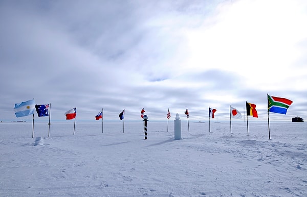 ANITA’nın tespit ettiği yukarı yönlü parçacık yağmurları, normalde yukarıdan aşağı inerken izlenen kozmik ışın modelleriyle uyuşmuyor.