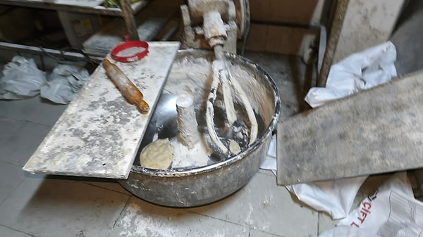 Zonguldak’ta bir pide dükkanında çekilen görüntüler mide bulandırdı.