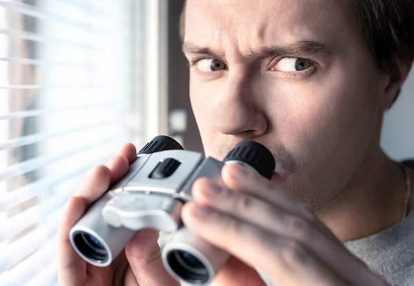 Bu yüzden belki de asıl zor soru şu: Başkalarının “absürt” bulduğumuz komplo teorileriyle dalga geçmek kolay; peki ya bizim çok mantıklı bulduğumuz, “elbette böyle” diye düşündüğümüz anlatılar?