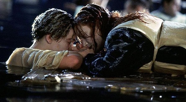 Dünyanın gelmiş geçmiş en ikonik yapımlarından biri olan Titanic filmini izlemeyen kalmamıştır diye düşünüyoruz.