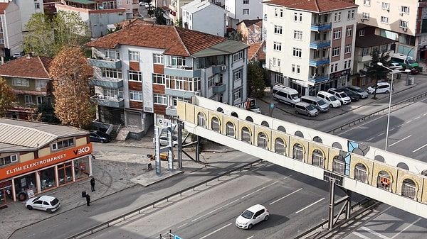 Mahkeme yıkılsın dedi, belediye uzlaşarak evi gösteren bölümlerin üstünü kapattı.