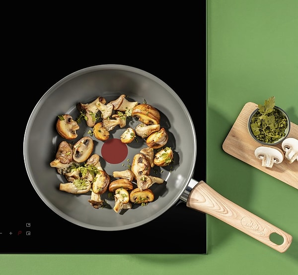 Tefal Ingenio 3 Parça Tava Seti, hem pratik kullanımı hem de çıkarılabilir kulp tasarımıyla mutfakta yer açmak isteyenler için oldukça ideal bir seçenek.