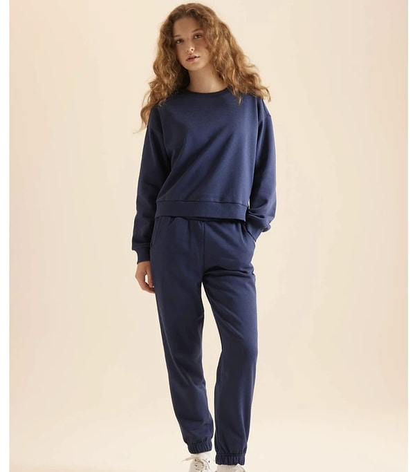 DeFacto Regular Fit 2'li Takım Sweatshirt & Jogger Eşofman Altı, rahatlığı ve sade tarzı sevenler için harika bir seçim.