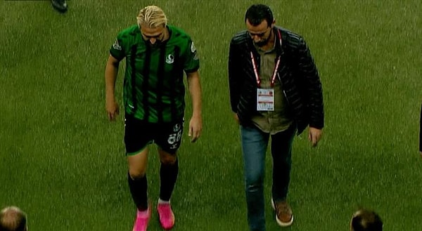 Ümraniyespor maçında da kart gördü.