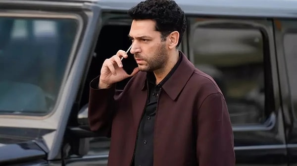 Güller ve Günahlar'ın 9. bölümünde Serhat, kızlarına Kader'in Zeynep'in kardeşi olmadığını açıklıyor.