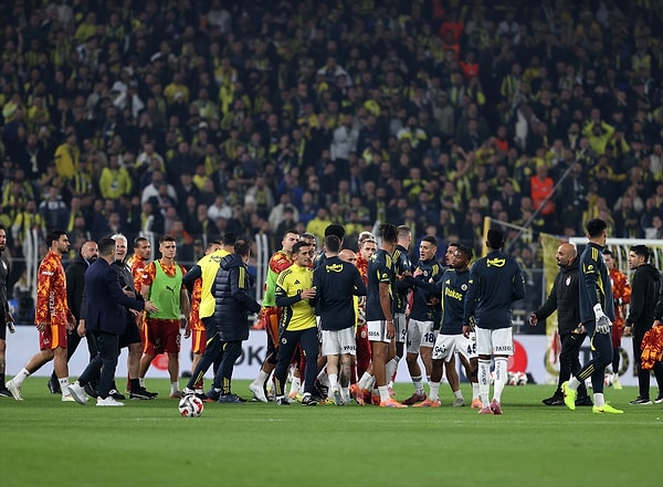 İki takım futbolcuları karşı karşıya gelirken teknik ekip ve bazı futbolcular da kavgayı ayırdı.