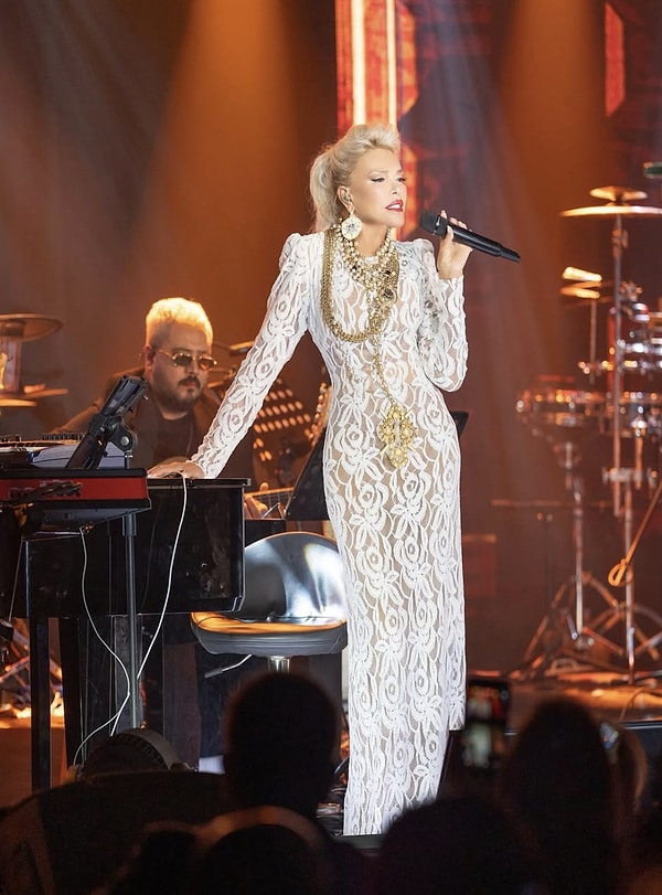 Ajda Pekkan, a star that transcends time with her energy and sparkle, has finally returned to her home, which has been under renovation for a long time.