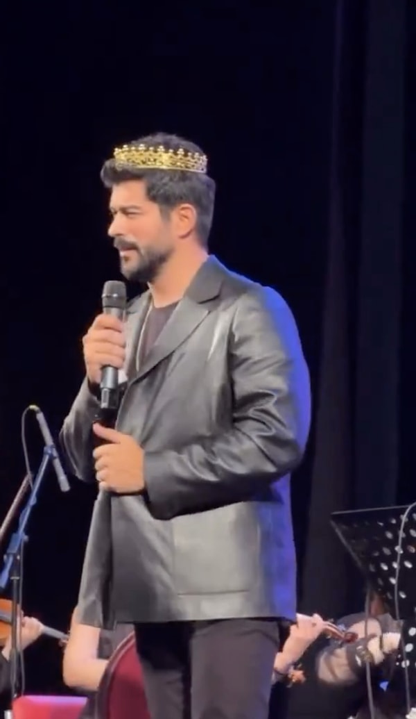 In the event where Burak Özçivit was crowned, another detail made a significant impact on the agenda!