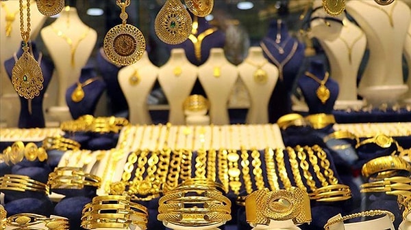 Due to the rapid increase in gold prices in October, there was a significant interest in gram gold among the citizens, resulting in a scarcity of gold in the Grand Bazaar.