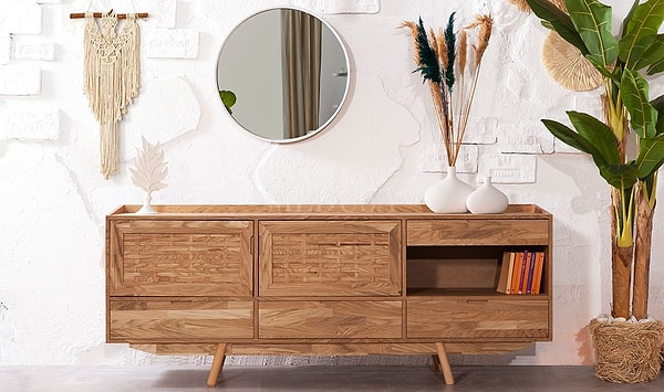 4. Oturma odasına doğal bir sıcaklık katmak için açık renkli ahşap mobilyalar yerleştir.