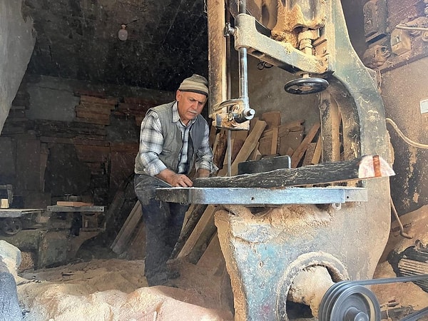 "1980 yılında açmış olduğum dükkanda hala devam ediyorum. Devam ettiğim için gurur duyuyorum."