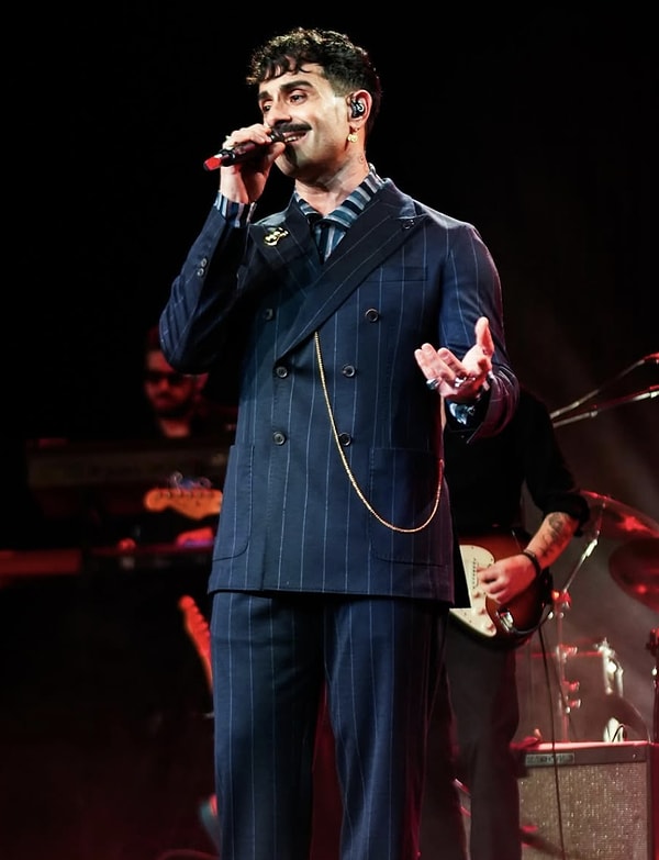 "Çatı Katı", "Sen İstanbul'sun", "Mahşer", "Aşk Lazım" gibi birçok hit şarkısıyla gönüllerde taht kuran Gökhan Türkmen'i mutlaka tanıyorsunuzdur.