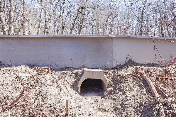 Proje, kısa süre önce eklenen alüminyum bariyerlerle daha da güçlendirildi.