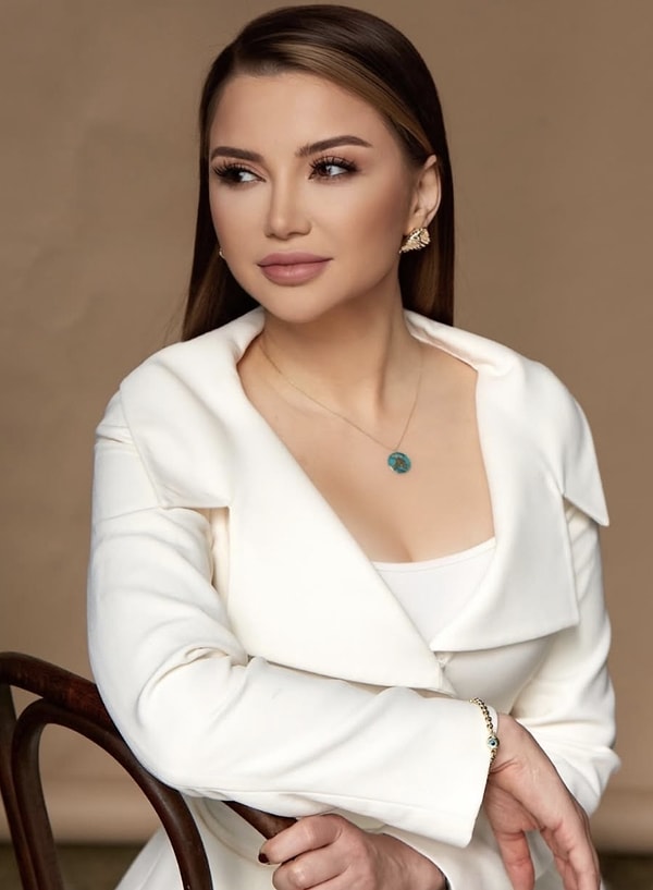 Prominently featured on television every day with a diverse range of family dramas, and highly active on social media, Clinical Psychologist Esra Ezmeci is at the very heart of current affairs. Her prominence is not only due to the intriguing cases she explores on her show, but also the aesthetic allegations surrounding her.