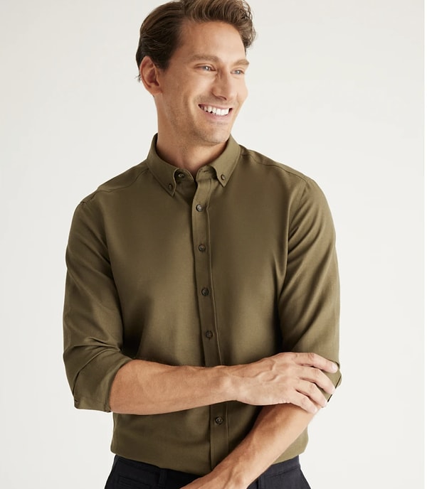 Gömlek giymeyi seven babanız, abinize ya da sevgilinize hediye arıyorsanız, Altınyıldız Classics’in haki düğmeli yaka Oxford gömleği klasik ama modern çizgisinde duran harika bir seçenek.
