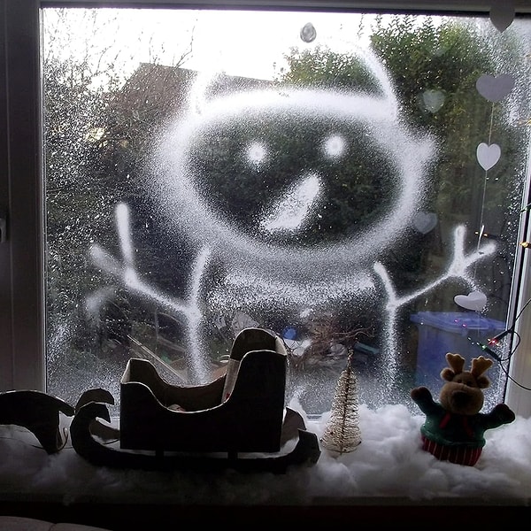 Yapay beyaz kar spreyi, yılbaşı dekorasyonunuza tek dokunuşla bambaşka bir hava katan en pratik sihir!