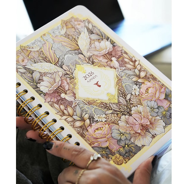 2026’da daha düzenli, hedeflerine odaklı ve planlı bir yıl geçirmek istiyorsan Victoria’s Journals’ın spiralli, sert kapaklı 2026 haftalık motivasyon ajandası tam sana göre.