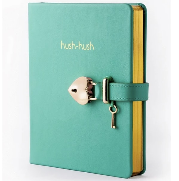 Ajandamdaki notları kimse karıştırmasın, özel şeylerim sadece bende kalsın” diyenler için Hush Hush kilitli çizgili defter tam bir hayat kurtarıcı.