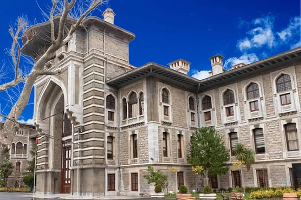 Kız öğrenciler okulda yürürken bile rahatsız oluyor.