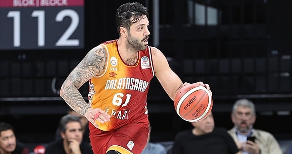 "Galatasaray efsaneleri bu şanlı formayı sadece giydiklerinde değil, çıkardıkları zaman gösterdikleri tavırlarla efsane olmuşlardır."